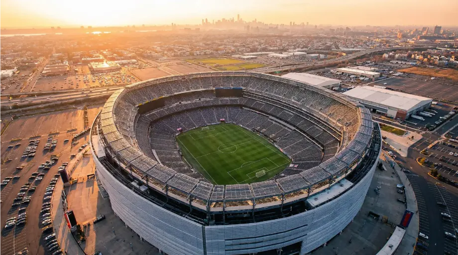 Luftaufnahme des MetLife Stadions in New Jersey bei Sonnenuntergang vor einem Fussballspiel