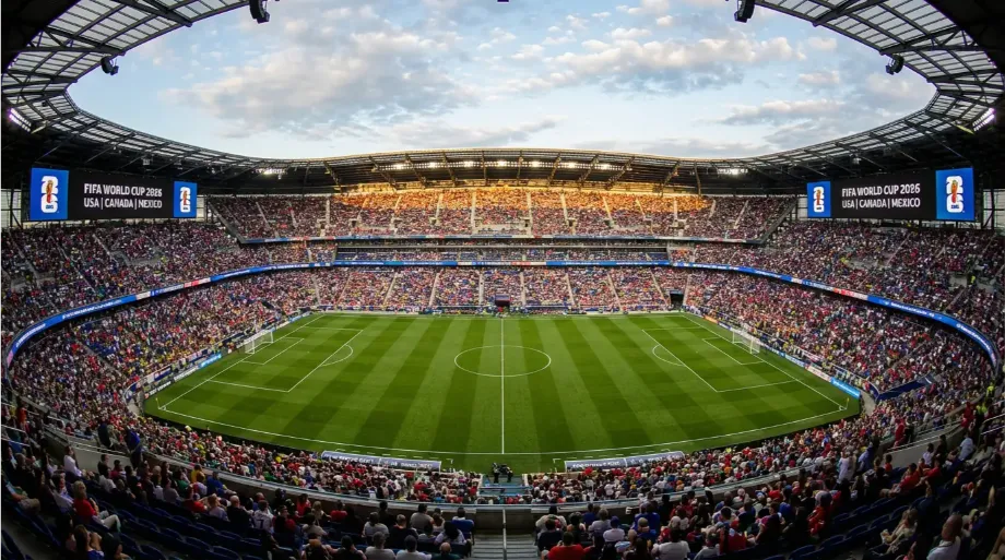 Panoramablick auf ein modernes Fussballstadion vor dem Anpfiff eines WM-2026-Gruppenspiels